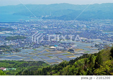 晩春の敦賀市街 2101200
