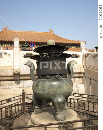 世界遺産・故宮（紫禁城)の太和殿の銅鼎 2101261