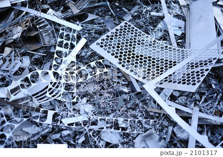 大量に廃棄された金属ゴミ スクラップ 2101317