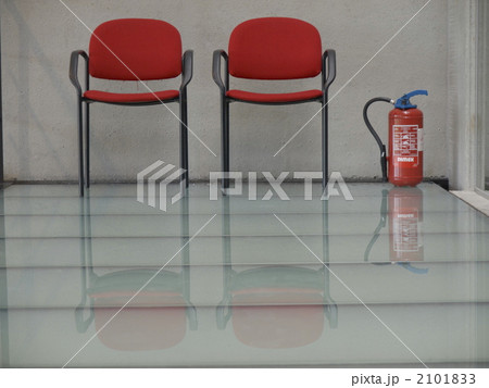 赤い椅子と消火栓 2101833