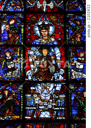 シャルトル大聖堂のステンドグラス 美しき絵ガラスの聖母の写真素材