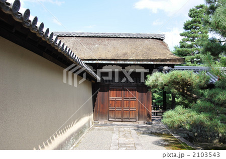 大徳寺塔頭の築地塀 2103543