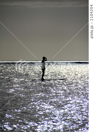 遠くを見るパドルサーフィンのシルエット 2104204