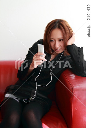 ipodで音楽を聴く美女 ipodで音楽を聴く美女 2104439