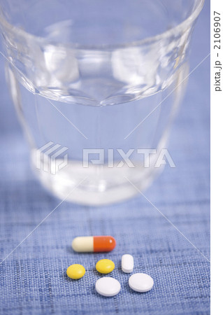 飲み薬と水 飲み薬と水 2106907