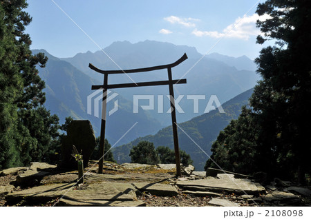 【四国八十八ヶ所】第六十番 横峰寺奥の院 星ヶ森 鉄の鳥居と石鎚山 愛媛県西条市 【四国八十八ヶ所】第六十番 横峰寺奥の院 星ヶ森 鉄の鳥居と石鎚山 愛媛県西条市 2108098