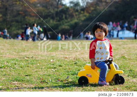 広場でバイク② 2108673