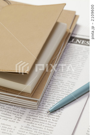 本と筆記用具と英字新聞 2109600