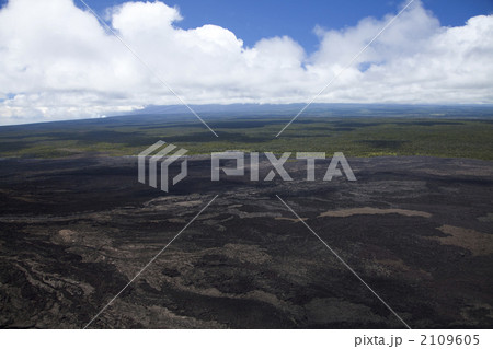 上空から見たハワイ島の溶岩流の跡 2109605