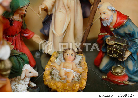 クリスマスネイティビティ　飼い葉桶のイエスキリストに宝物を捧げる博士 2109927