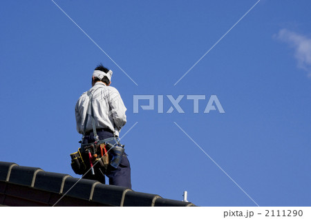 屋根に上ってたそがれる作業員 屋根に上ってたそがれる作業員 2111290