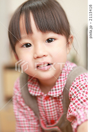 ２歳の女の子 笑顔の写真素材