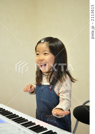 ピアノを楽しく弾く女の子 2113615