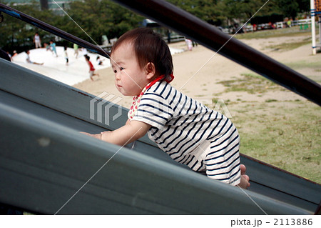 滑り台を上る１１ヶ月の赤ちゃんの写真素材
