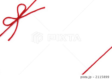 赤い毛糸のリボンの写真素材