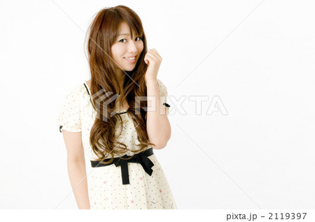 はにかむ女性 2119397