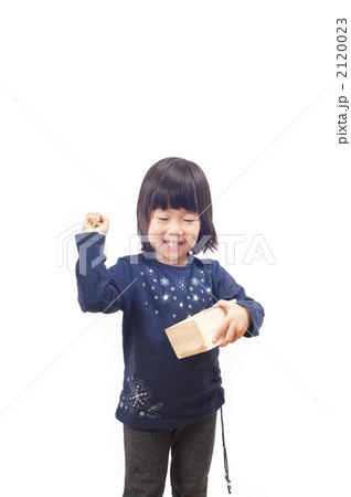 豆まきする女の子 2120023
