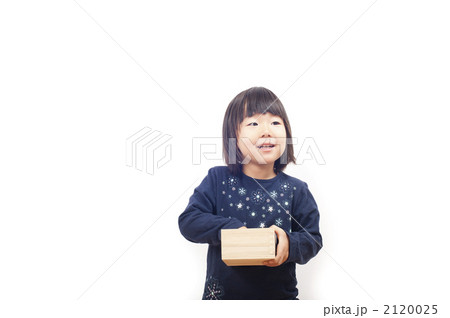 豆まきする女の子 豆まきする女の子 2120025