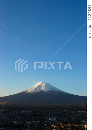 富士吉田の街並みと富士山 2120895