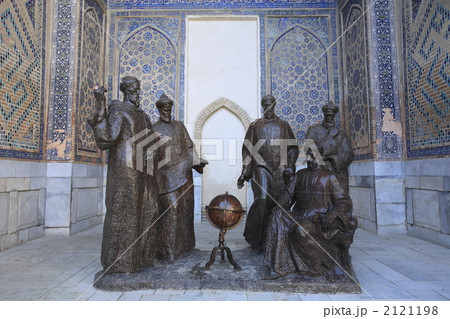 レギスタン広場ウルグベク・メドレセのウルグベク像 2121198