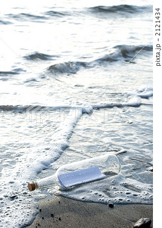 砂浜のメッセージボトル 2121434