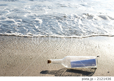 砂浜のメッセージボトル 2121436