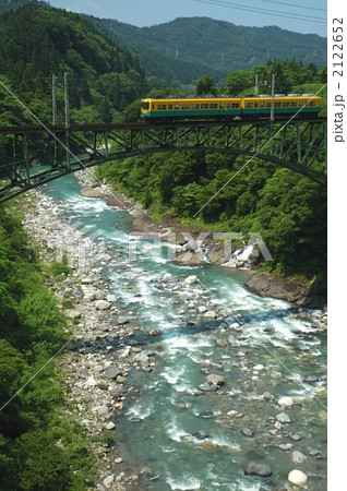 鉄橋を渡る富山地方鉄道立山線の電車 鉄橋を渡る富山地方鉄道立山線の電車 2122652