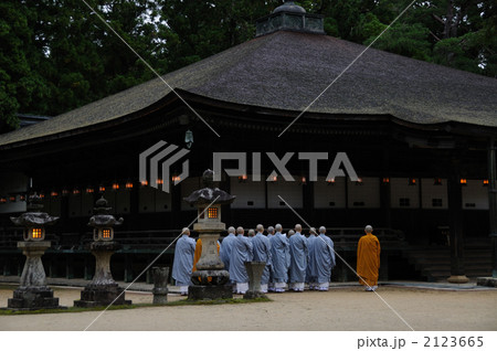 高野山の朝のお勤め 2123665