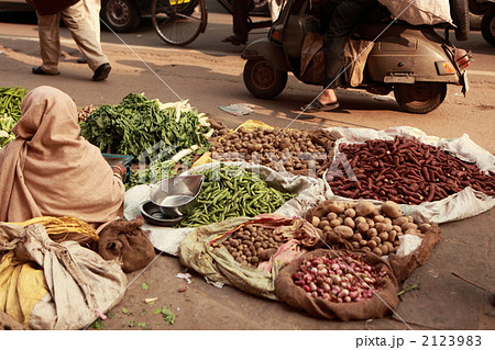 ジャイプールのメインストリートの野菜市場 2123983