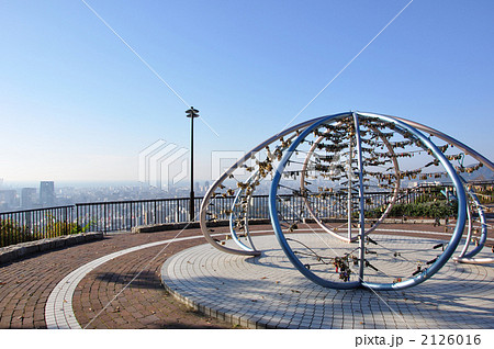 鍵のモニュメントと神戸の街 2126016