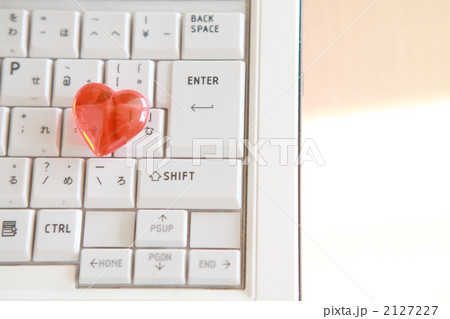 キーボードの上のハート 2127227