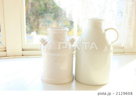 窓辺の白い磁器ボトル 2129608
