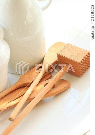白い磁器ミルクボトルとキッチン用品 白い磁器ミルクボトルとキッチン用品 2129628