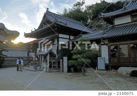 【四国八十八ヶ所】第五十六番 泰山寺 残照の本堂と祈るお遍路さん 愛媛県今治市 【四国八十八ヶ所】第五十六番 泰山寺 残照の本堂と祈るお遍路さん 愛媛県今治市 2130075