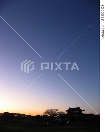 夕暮れの平城宮跡(第一次大極殿) 2130238