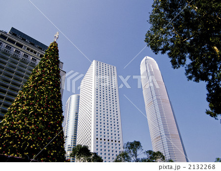 香港島の近代ビルとクリスマスツリー 2132268