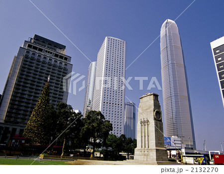 香港島の近代ビルとクリスマスツリー 2132270