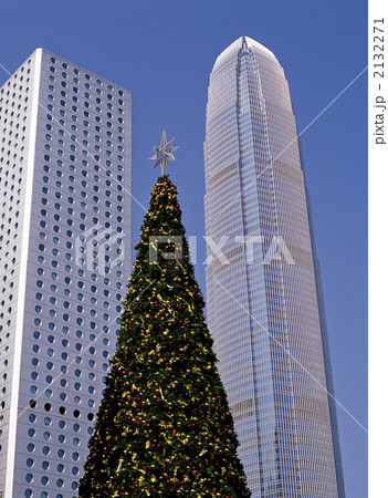 香港島の近代ビルとクリスマスツリー 2132271