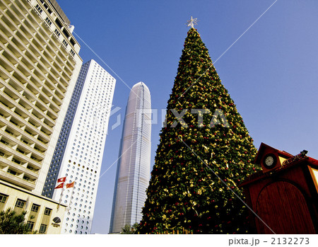 香港島の近代ビルとクリスマスツリー 2132273