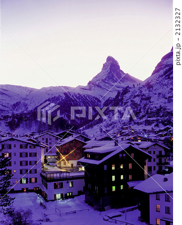 ツェルマットの町並みとマッターホルン ツェルマットの町並みとマッターホルン 2132327