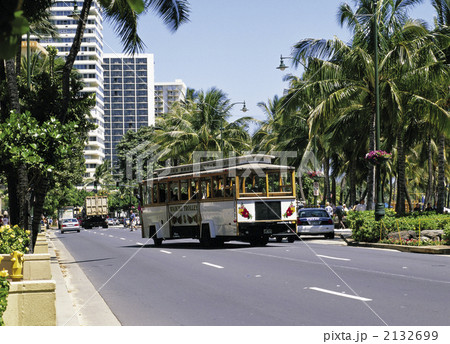 カラカウア通りの観光トロリーバス カラカウア通りの観光トロリーバス 2132699