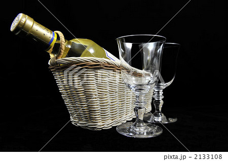 ワイングラスと白ワイン ワイングラスと白ワイン 2133108