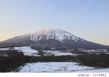 夕暮れの冬の岩手山 2133863
