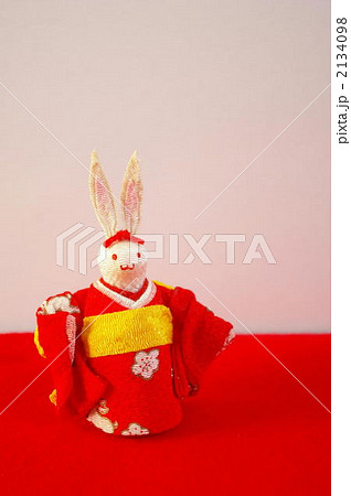 赤い着物を着たちりめん細工のうさぎ 赤い着物を着たちりめん細工のうさぎ 2134098