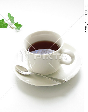 一杯のコーヒー【リラックス・カフェイメージ】【白背景・シンプル】（縦） 2134576