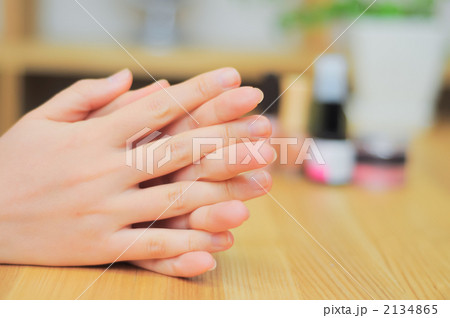 ハンドケアとネイルケア用品が並ぶ明るい室内 ハンドケアとネイルケア用品が並ぶ明るい室内 2134865