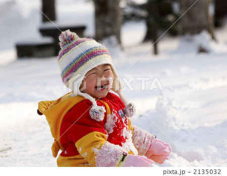 雪遊びの子供（横） 2135032