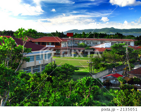 竹富小中学校　-ンブフル展望台から望む- 2135051