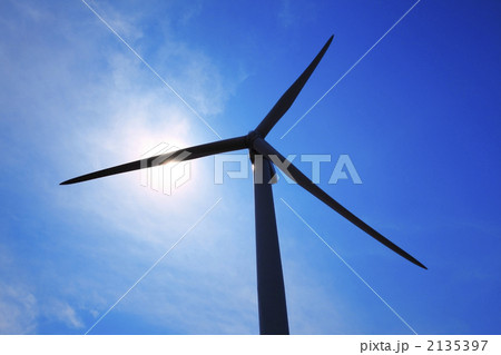 風力発電機と青空 2135397