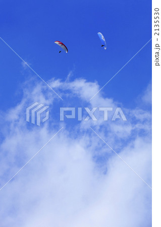 青空を飛ぶパラグライダー 青空を飛ぶパラグライダー 2135530